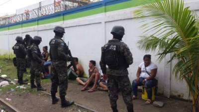 Agentes de la PMOP durante el operativo en Puerto Cortés.