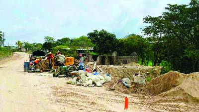 Entre Gracias y La Campa, la empresa ha seguido trabajando a pesar que le adeudan; en otras zonas de las carreteras en Lempira las condiciones son críticas.