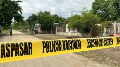Fotografía muestra la escena del crimen donde fue encontrado un hombre asesinado a pedradas en San Pedro Sula.