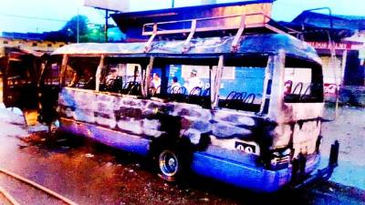 En la Entrada, Copán, se reportó la quema de otra unidad del transporte interurbano en la madrugada del miércoles. Afortunadamente no hubo víctimas.