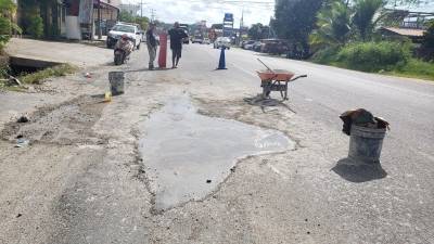 Cámara de Comercio de Tela piden en un pronunciamiento reparar los enormes cráteres.