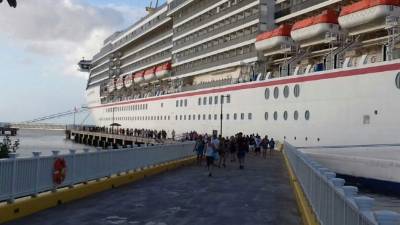 Las cuatro embarcaciones transportan a cerca de 10 mil cruceristas, muchos de los cuales decidieron desembarcar y recorrer la isla y disfrutar de los encantos de Roatán.