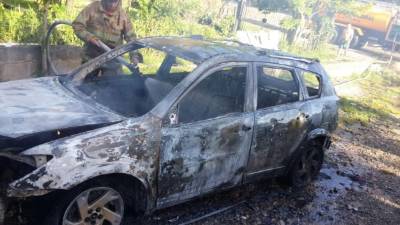 Bomberos trabajan en labores de enfriamiento en La Ceiba, Atlántida.