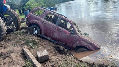 Las autoridades policiales encontraron en el río Ulúa en el sector de Ramal del Tigre, en el litoral de Honduras, tres de los cinco carros en los que se transportaban José Octavio Sosa Méndez y sus once guardaespaldas.