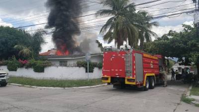 Los bomberos llegaron al lugar del incendio durante el medio día, inmediatamente después de la llamada de emergencia.