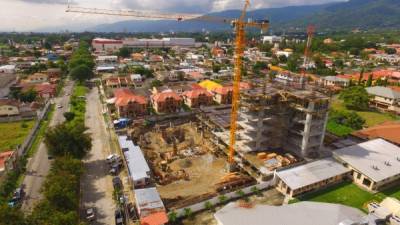 Torres del Valle, un complejo habitacional que se construye en el bulevar de Jardines del Valle, es una inversión nacional y guatemalteca. Foto/Drone: Yoseph Amaya.