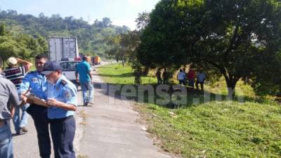 La víctima fue encontrada esta mañana a la orilla de la autopista que conduce de San Pedro Sula a Puerto Cortés.