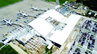 <b>Así luce actualmente el aeropuerto internacional Ramón Villeda Morales desde las alturas, de tres mangas de embarque a veces solo funciona una. Fotos: Melvin Cubas.</b>