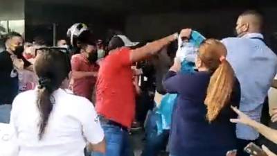 Empleados de la Secretaría del Trabajo y colectivos de Libre se enfrentaron.