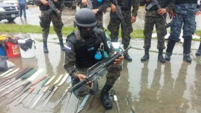 Un miembro de la Policía Militar muestra el fusil decomisado.