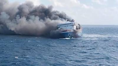 Cinco personas murieron y otras 41 aún están siendo buscadas este domingo en Indonesia después de que se registrara un incendio en un ferry con más de 200 pasajeros en medio del mar en la provincia de Java Oriental, a unos 700 kilómetros al este de Yakarta, informaron autoridades del archipiélago. EFE/EPA/BASARNAS HANDOUT