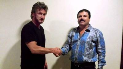 El actor Sean Penn saluda al narcotraficante Joaquín 'El Chapo' Guzmán.