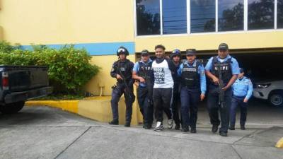 Momentos en que Carlos Medina era llevado por agentes de la DPI.