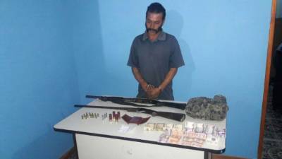 El sospechoso fue detenido en posesión de varias armas y municiones.