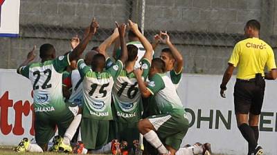 Los jugadores del Juticalpa celebrando uno de los tantos.