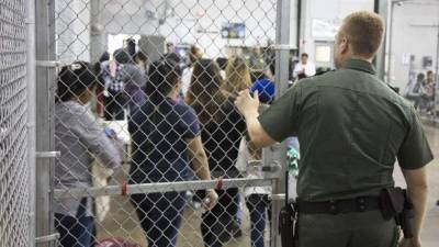 Los menores inmigrantes que llegaron solos a EEUU permanecen bajo custodia del HHS./CBP.