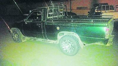 El pick up verde en el que se transportaban lo decomisó la Policía. En el lugar del tiroteo dejaron una escopeta.