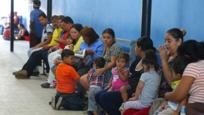 Decenas de pacientes llegaron desde tempranas horas al centro de salud en busca de atención.