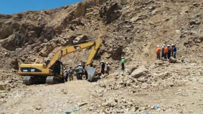 Bajo un intenso sol hacen las labores de búsqueda.