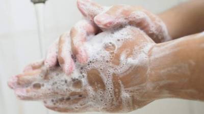 Es esencial lavarse constantemente y bien las manos con agua y jabón, sobre todo si ha tocado superficios o objetos que lo puedan exponer.