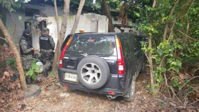 Varios vehículos fueron encontrados en una vivienda en la colonia Suyapa de Chamelecón de San Pedro Sula.