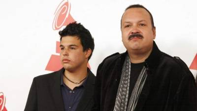 José Emiliano y su padre Pepe Aguilar en una foto de archivo.