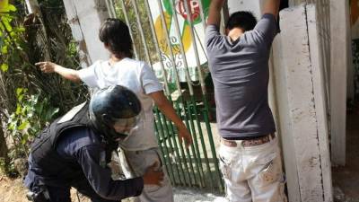 En Cofradía, la Policía buscaba ayer a los asesinos.