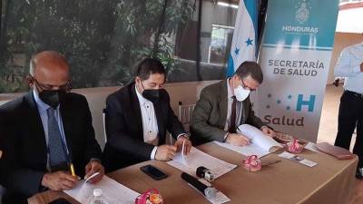 El Secretario de Salud, José Manuel Matheu, el representante de Hope Walks Jai Sarma, el Director Ejecutivo de CASM, Nelson García Lobo, firmaron convenio para implementar el programa Pie Equinovaro “Camino de Esperanza” para tratamiento gratuito.