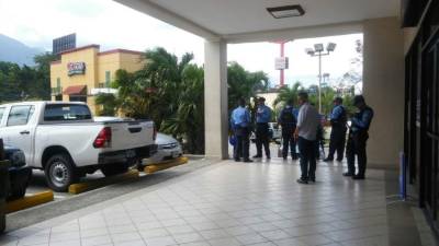 Los policías llegaron de inmediato al lugar donde ocurrió el asalto.