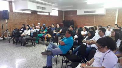 Estudiantes de la Unicah en la capacitación.