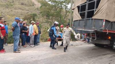 Cuerpo de Bomberos auxiliando a los afectados en el accidente.