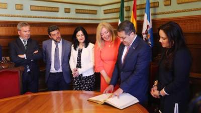 Hernández durante su visita ayer al ayuntamiento de Motril, de la provincia española de Granada.