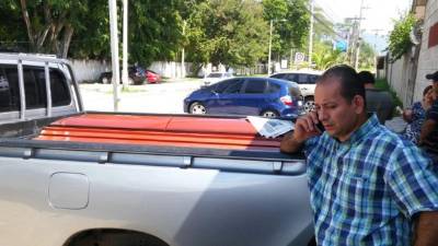 Parientes de las víctimas consternado en las afueras de Medicina Forense.