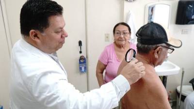 Patología. El dermatólogo Jorge López atiende un paciente con psoriasis en el Hospital Leonardo Martínez: FOTO F. MUÑOZ