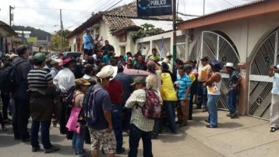 El alcalde pretendió entrar al velatorio de Berta Cáceres, líder indígena asesinada el jueves 03 de marzo.