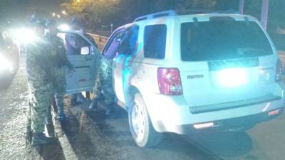 Militares decomisaron un carro robado y armas.