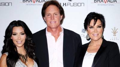 Kim con su padrastro Bruce y su madre.