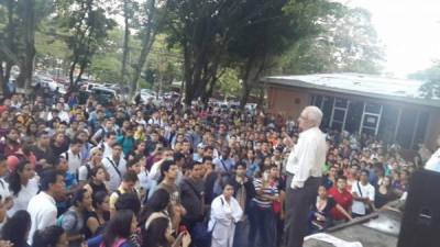 El director de la Unah-vs, Francisco Herrera, hablando de la toma con universitarios.