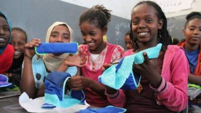 Las niñas de África perdían una semana de clases cada mes por su periodo menstrual, con el invento eso cambió. Fotos: Be Girl