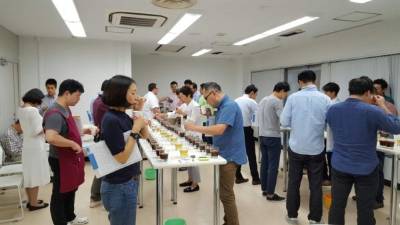 Importadores de café de Japón probaron las muestras del aromático hondureño.