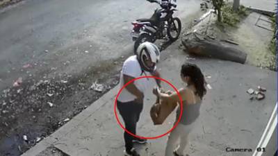 Video: ladrón en moto asalta a mujer en San Pedro Sula y se resiste a soltar su cartera