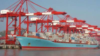 Un buque de mercancías chinas desembarca en una terminal portuaria de EUA.