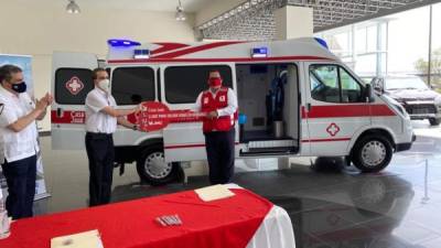 La nueva ambulancia fue recibida por el presidente de la Cruz Roja, Juan José Castro, de manos del gerente de Casa Jaar, Guillermo Jaar.