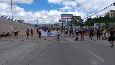 Jóvenes universitarios se tomaron el bulevar Suyapa en Tegucigalpa.