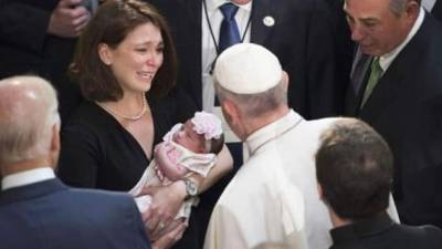 Kristene Blake, madre de la pequeña, rompe en llanto.