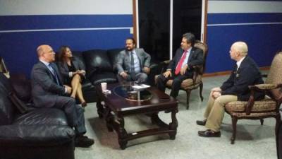 Miembros de la Maccih durante el diálogo con el fiscal general Óscar Chinchilla.