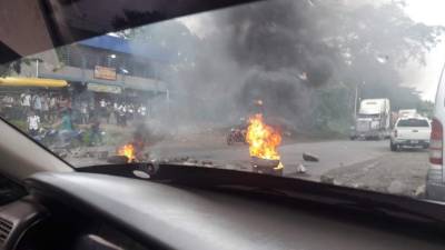 Para frenar el paso, los jóvenes colocaron llantas sobre la calle y posteriormente les prendieron fuego.