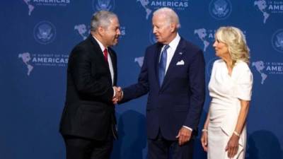 El canciller de Honduras, Eduardo Enrique Reina, saluda al presidente de Estados Unidos, Joe Biden.