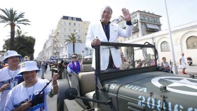 Li Jinyuan, presidente ejecutivo de Tiens, acompañó a sus empleados a Niza, Francia.