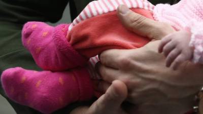 La microcefalia se puede detectar en el útero, usando ultrasonido o una IRM fetal en el segundo o tercer trimestre.